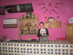 Nuria en la cocina de Meson Sacristia de la Compañía