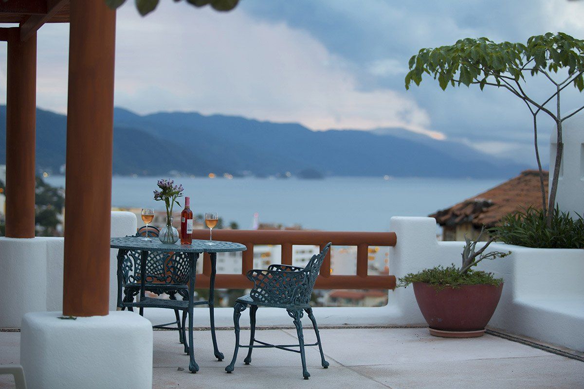 hoteles-boutique-de-mexico-hotel-luna-liquida-puerto-vallarta-brindis-terraza hoteles-boutique-de-mexico-hotel-luna-liquida-puerto-vallarta-brindis-terraza