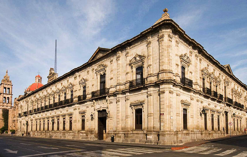 hoteles-boutique-de-mexico-recorriendo-el-centro-historico-de-morelia-catedral-palacio-federal