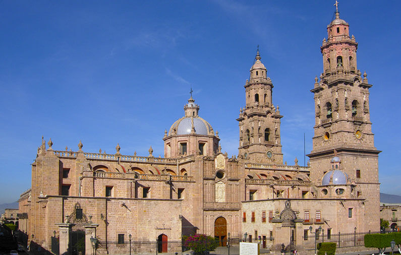 hoteles-boutique-de-mexico-recorriendo-el-centro-historico-de-morelia-catedral