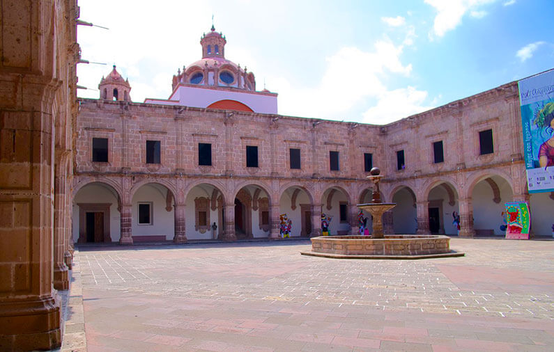 hoteles-boutique-de-mexico-recorriendo-el-centro-historico-de-morelia-palacio-clavijero