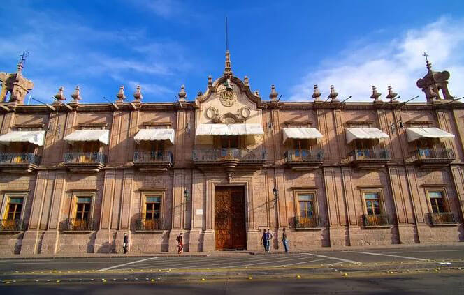hoteles-boutique-de-mexico-recorriendo-el-centro-historico-de-morelia-palacio-de-gobierno
