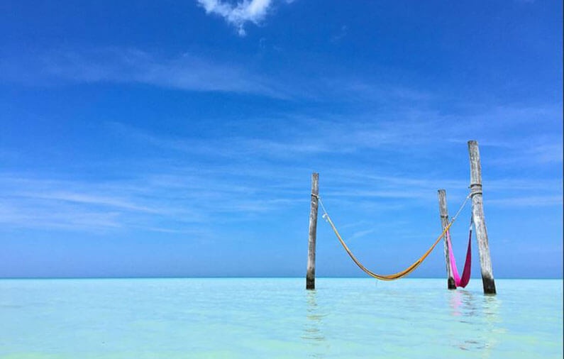 Hammocks in the middle of the sea? It is possible! Discover where